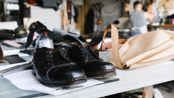 Le plan de travail d'un artisan du cuir