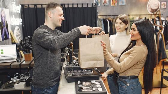 Un vendeur en boutique face à un client