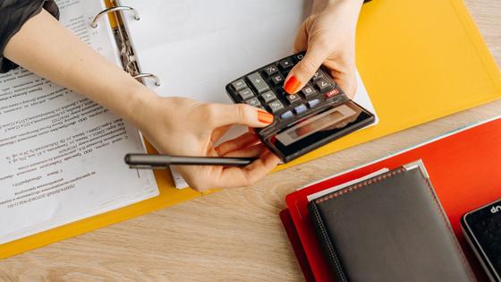 Documents comptables et calculatrice sur un bureau