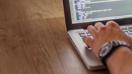 Du code affiché sur l'écran d'un développeur