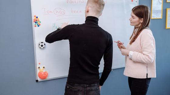 Un cours de langue devant un tableau