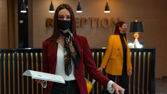 La réception d'un hôtel