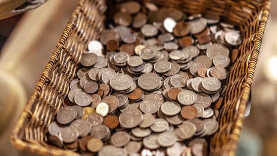 Des pièces de monnaie mises de côté