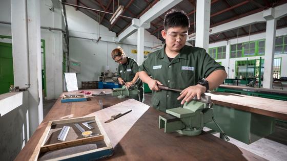 Deux personnes au travail dans un atelier technique