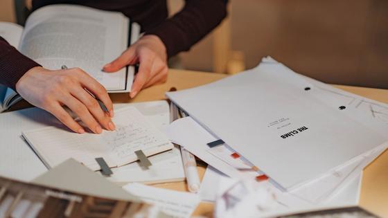 Prise de notes et lecture de documents avant de choisir une formation